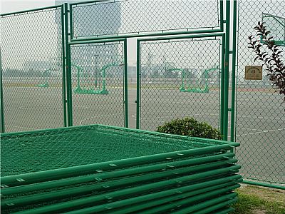 山東樂陵中學體育場圍網測量安裝