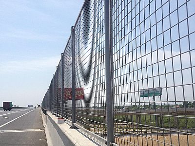 速公路護欄設計的標準高度是多少